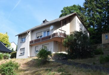 Zweifamilienhaus mit großem Garten in bester Lage von Tettau